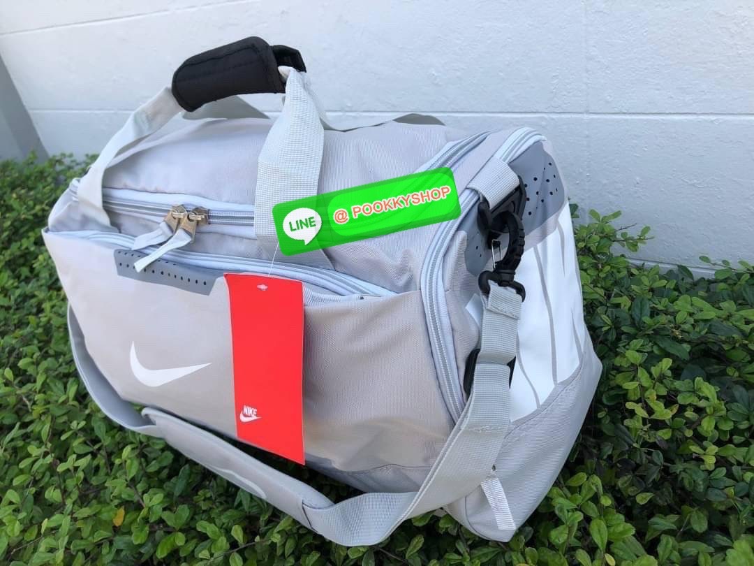 NIKE GYM BAG กระเป๋ายิมและกระเป๋าเดินทางสารพัดช่องที่มีพื้นที่ให้คุณเก็บของมากมาย ไม่ว่าจะช่องซิปคู่หลักที่กว้างใหญ่ สำหรับใส่เสื้อผ้าเดินทางได้หลายชุด ปลอดภัย ช่องรองเท้าแยก และช่องใส่ของด้านในสำหรับเก็บของมีค่า สายคล้องไหล่คู่และสายสะพายไหล่ถอดเก็บได้สา