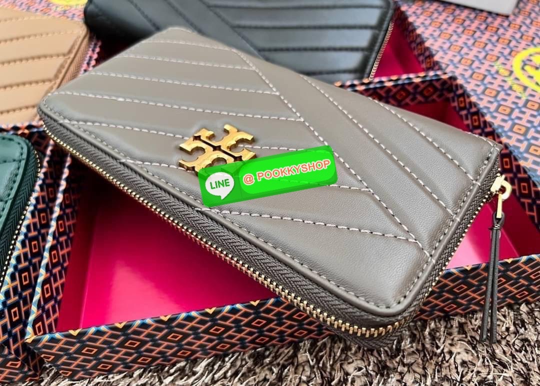 TORY BURCH KIRA CHEVRON ZIP CONTINENTAL WALLET 🌟พร้อมส่ง รุ่นที่สาวๆต้องมีติดมือสักใบค่ะ ✔️กระเป๋าสตางค์ใบยาว หนังแกะนิ่มมือ ยืดหยุ่นดีมากๆค่ะ ✔️อะไหล่ทองสีสวยมากๆ ภายในมีช่องใส่ธนบัตร2ช่องกว้าง มีช่องเสียบบัตรได้ถึง8ช่อง พร้อมช่องซิ