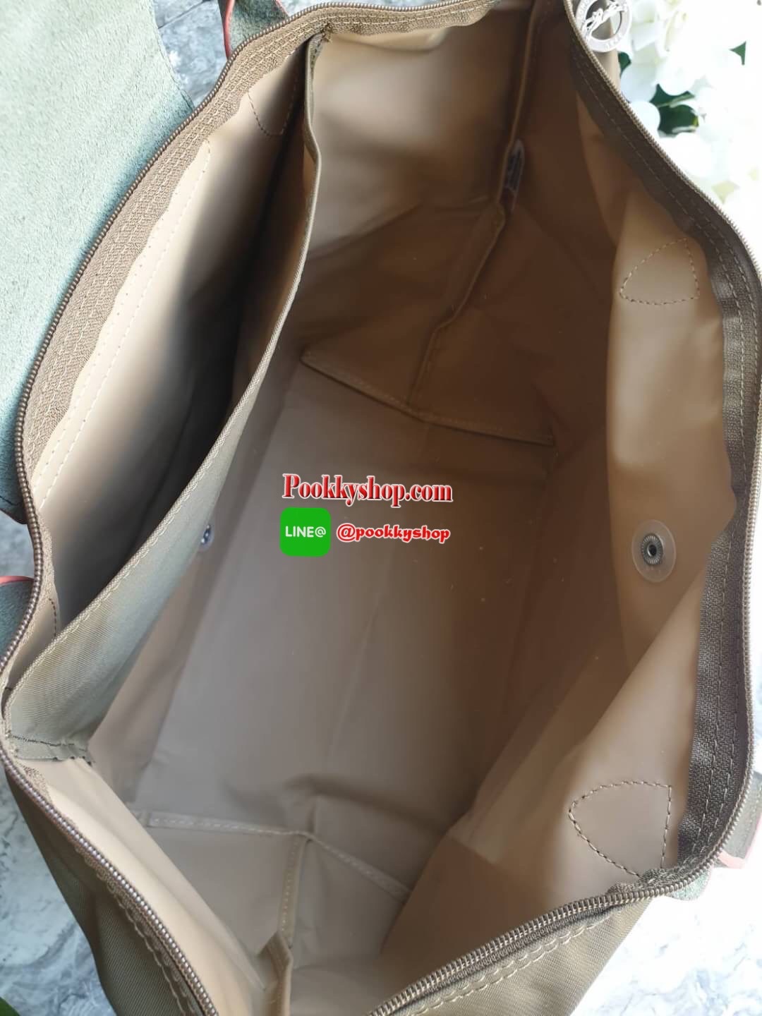 Longchamp Le Pliage Club Tote Bag Size L หูยาว วัสดุเนื้อผ้า Nylon Canvas เคลือบกันนำ้ ตัดด้วยหนังแท้ที่มีน้ำหนักเบา ดีไซน์เรียบง่ายแต่เต็มไปด้วยความคลาสสิก จนเป็นที่ชื่นชอบไปทั่วโลก Longchamp ปรับโฉม LE PLIAGE ด้วยการปักลายรูปม้า-ตราสัญลักษณ์ของแบรนด์บนผ