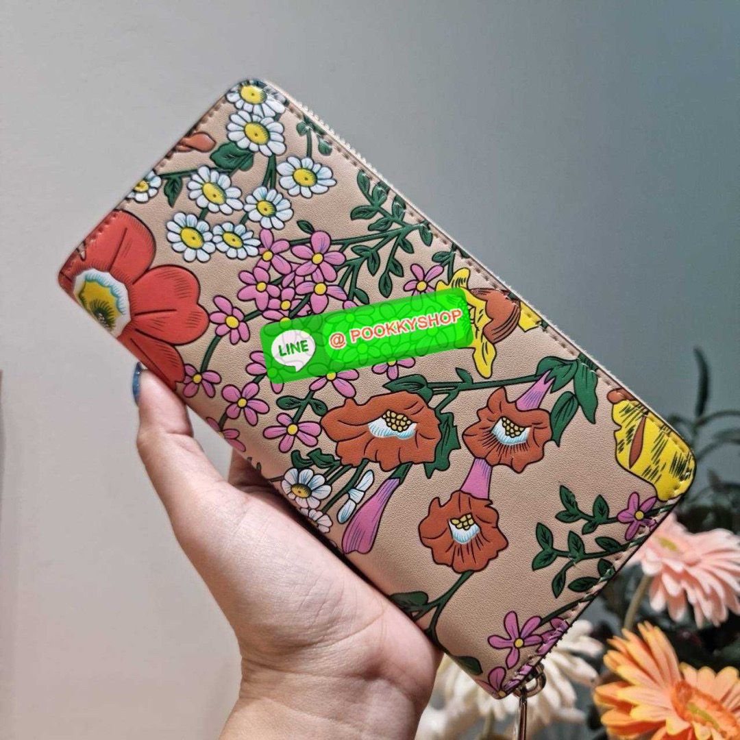 🔆 Model COACH CJ373 LONG ZIP AROUND WALLET WITH FLORAL PRINT 🔆 Details กระเป๋าสตางค์ใบยาว คอลเลคชั่นใหม่ กับดีไซน์ใหม่ ลวดลายดอกไม้สดใสรอบใบโดดเด่น สะดวกใช้งานและขนาดกำลังเหมาะมือมากๆ รูดใช้งานด้วยซิปรอบใบ ภายในแบ่งสัดส่วนไว้อย่างดี มีทั้ง