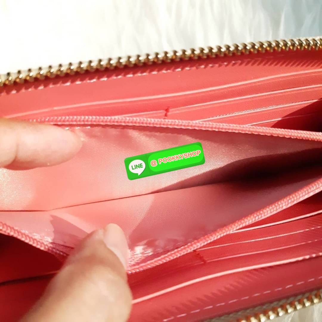 COACH F73345 ACCORDION ZIP WALLET IN SIGNATURE WITH LILY PRINT กระเป๋าสตางค์ใบยาว ลวดลายดอกลิลลี่ (lily)(lily)(lily) สีละมุนน่าใช้สุดๆ วัสดุหนังแคนวาสเคลือบ เปิด-ปิดด้วยซิปรอบ รูดใช้งานง่าย ใส่มือถือได้ ใส่บัตร ใส่ธนบัตรได้สบายๆ สวยเกินราคาแบบนี้ สาวๆห้าม