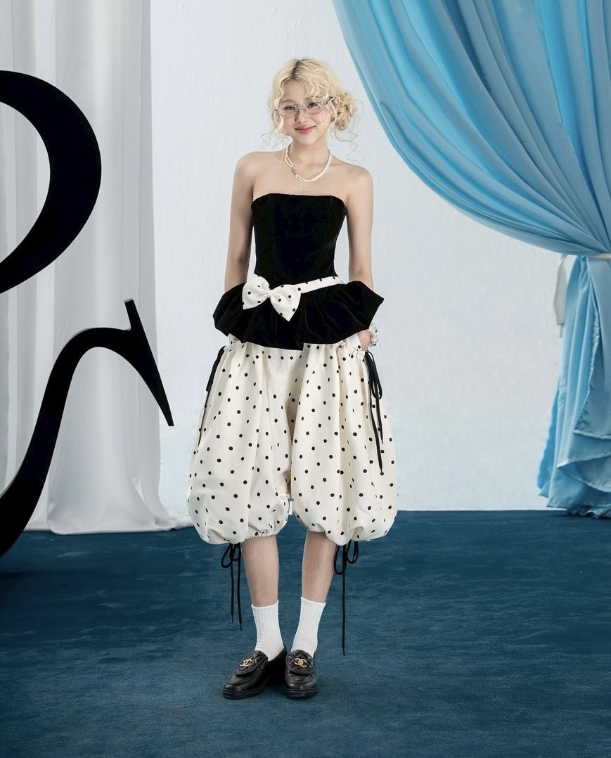 ชุดเซทแฟชั่น เสื้อเกาะอกดีไซน์เก๋ เนื้อผ้ากำมะหยี่สีดำอย่างดี อกมีฟองน้ำจัดให้ทรงสวย