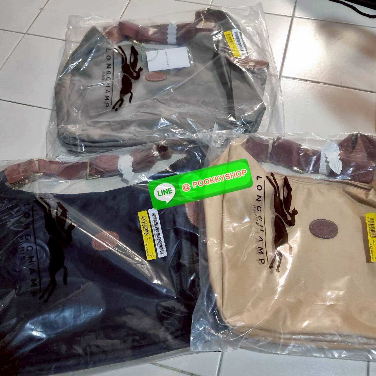 🔆 Model Longchamp le pliage hobo bag 🔆 Details กลับมาอีกครั้งกับรุ่นหายาก กระเป๋าทรงโท้ท ใบใหญ่กำลังดี จุของได้เยอะมากๆ ใส่โน้ตบุ้คได้ ใช้ไปทำงานแมทช์ได้กับทุกไลฟ์สไตล์ ด้านข้างมีกระเป๋าเล็กๆใส่ของจุกจิกหรือโทรศัพท์ได้ เปิด-ปิดกระเป๋าด้วยซ