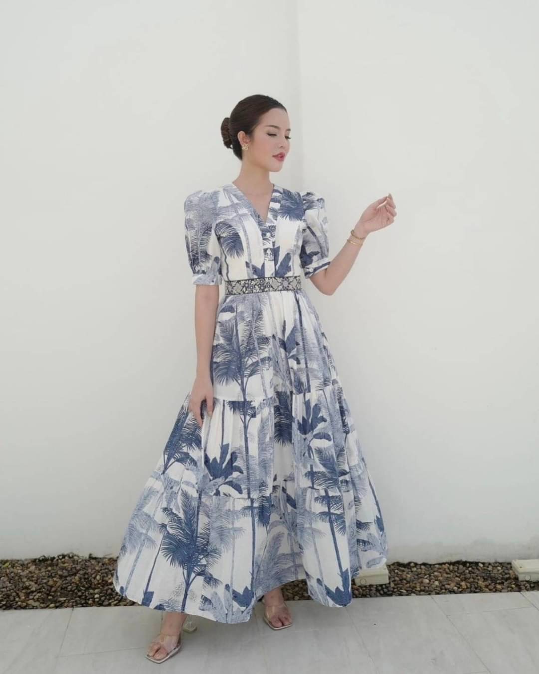 เดรสยาวพิมพ์ลวดลายสุดเกร๋ แขนพองๆทรงตุ๊กตามีกระดุมติด หน้าอกเสริมฟองน้ำเบาๆ จัดทรงให้สวย มีกิมมิคด้านหน้าแต่งกระดุมกระจุกกระจิกน่ารักสามารถแกะใช้งานได้จริง ช่วงเอวแต่งแถบเป็นงานปัก สวมใส่แบบซิปด้านข้าง ตัวเดรสมีลูกเล่นระบายๆ ใช้ผ้าเยอะมากๆค่า เนื้อผ้าดีมี