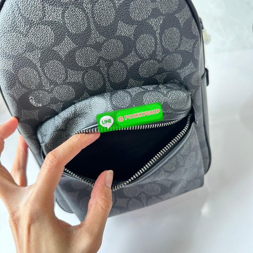 COACH CHARTER PACK LEATHER (CP162) 🔖กระเป๋าคาดอก/คาดหลัง ขนาดกำลังดีน่ารัก 🔖วัสดุ: หนังแท้ทั้งใบคะ 🔖เปิด-ปิดแบบซิป ภายในโล่ง มีช่องย่อย1 ช่อง ช่องซิปด้านหน้า1ช่อง 🔖สายสะพายสามารถปรับระดับได้