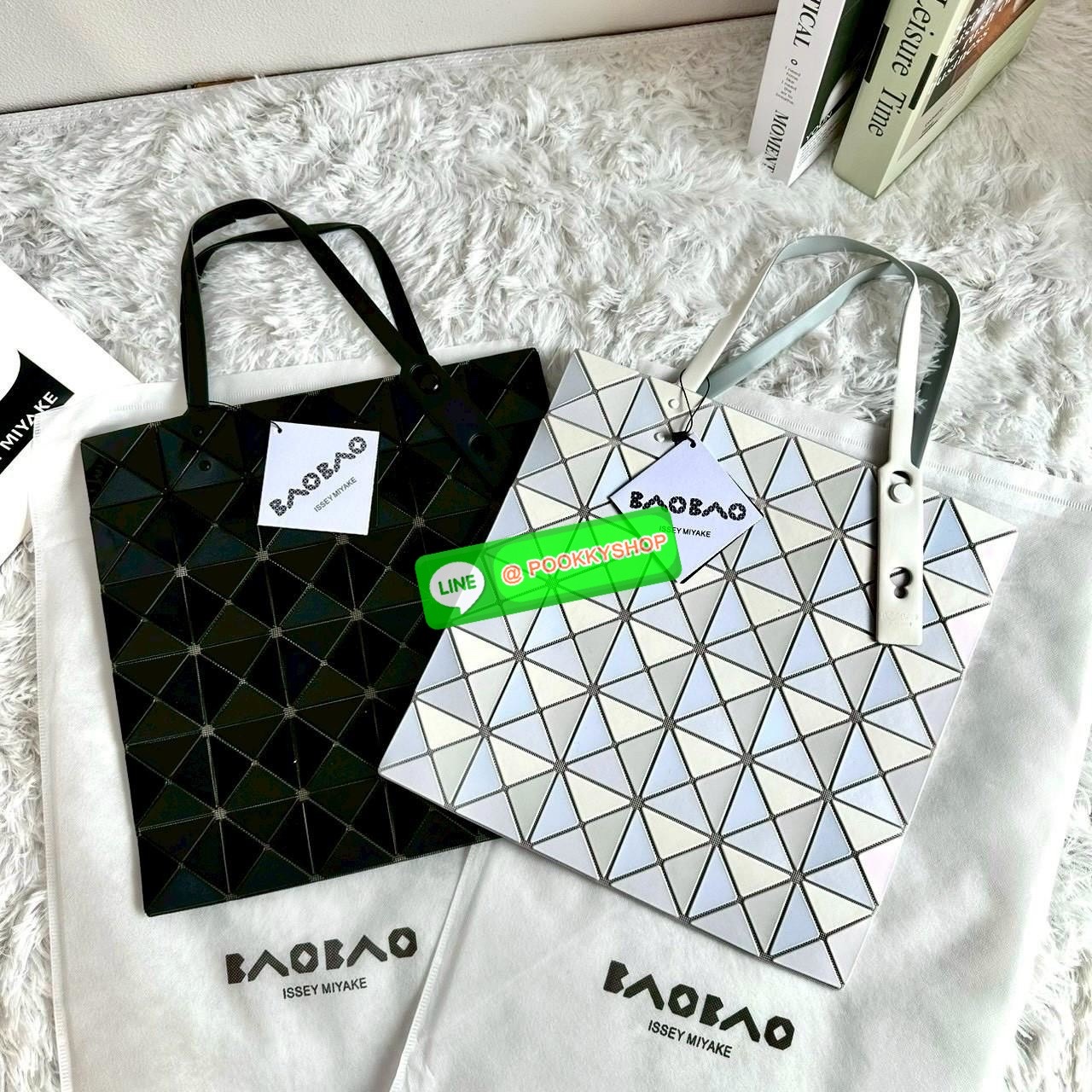 BAOBAO ISSEY MIYAKE QUATRO กระเป๋าไอคอนิกที่ไม่เคยตกเทรนด์! เรียบหรู แต่มีดีไซน์สะดุดตา โครงสร้างสามเหลี่ยมเอกลักษณ์เฉพาะของแบรนด์ ด้านในบุผ้า มีช่องซิปสำหรับเก็บของ น้ำหนักเบา สะพายสบาย ใส่ของได้เยอะมาก