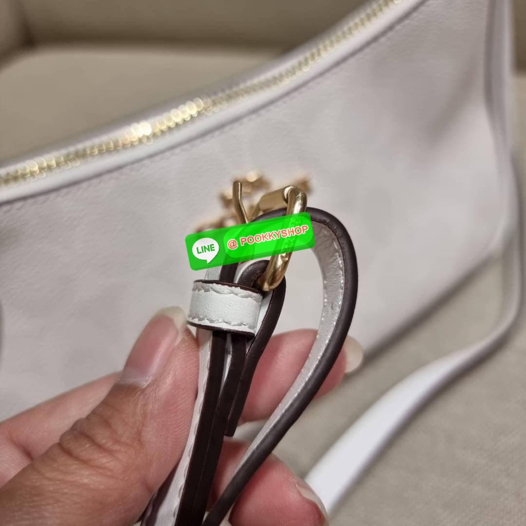 COACH CA548 TERI SHOULDER BAG IN SIGNATURE CANVAS คอลเลคชั่นใหม่ล่าสุด ที่สาวๆรอคอย กระเป๋าสะพายไหล่กึ่งทรงพอช พร้อมเสิร์ฟความสวยถึงบ้านไปเลยก่อนใคร แบบไม่ต้องพรีฯ ด้วยดีไซน์คลาสสิคที่แอบแฝงความเรียบหรู มาพร้อมสายสะพาย 2 เส้น เป็นสายโซ่คล้องแขนและสายสะพาย