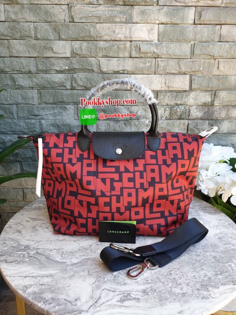 LE PLIAGE LGP TOP HANDLE BAG M รายละเอียด • วัสดุ: ผ้าใบ • อะไหล่: นิกเกิล • ตัวกระเป๋า: ผ้าใบโพลีอะไมด์เคลือบด้านใน • ตกแต่ง: หนังวัว รายละเอียดภายนอก • การปิด: ซิปและกระดุมสแน๊ป • สายสะพาย: ถอดออกได้ • ช่อง: 1 รายละเอียดภายใน • ช่องใส่ของ: 1 • จุของได้เ