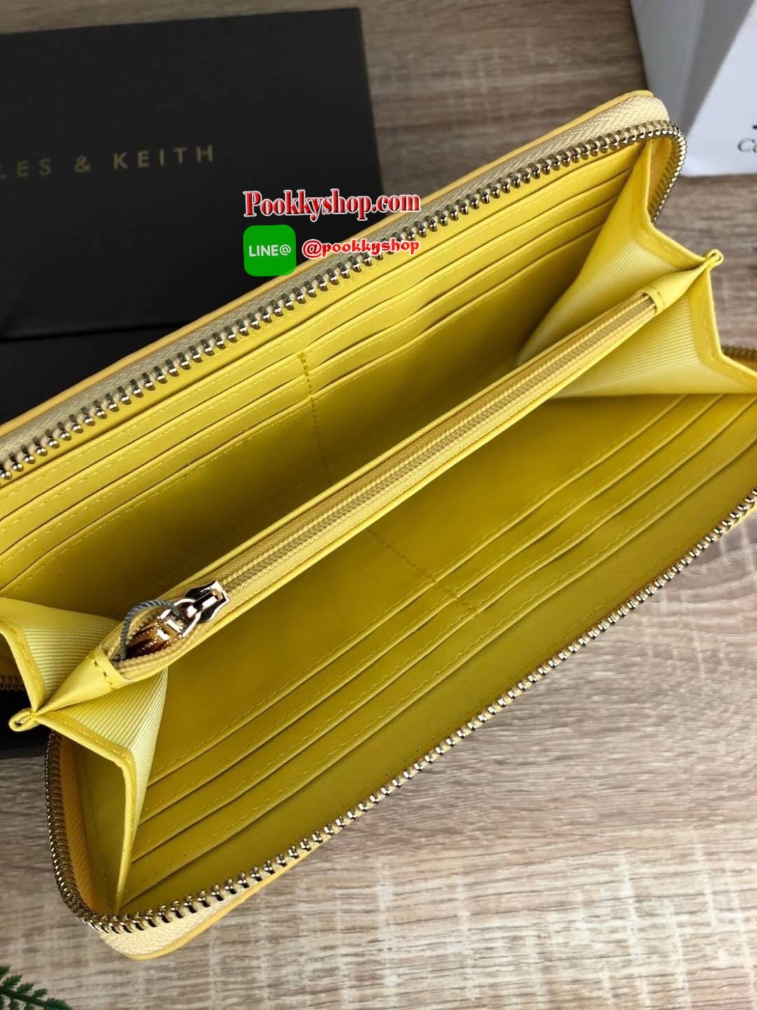 CHARLES & KEITH CROC-EFFECT LONG WALLET กระเป๋าเงินใบยาวซิปรอบ หนังปั๊มลายจรเข้ทั้งใบ ด้านในกระเป๋าแบ่งเป็น 3 ช่องใหญ่ มีช่องซิปใส่เหรียญตรงกลาง จุการ์ด 12 ช่อง สามารถใส่ธนบัตรได้ตามยาวอีก 2 ช่อง ใส่ iPhone plus ได้นะคะ❤️ รุ่นนี้มีแต่สีน่ารักๆเลยค่