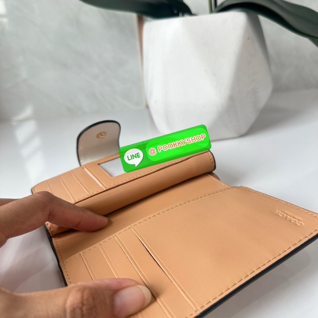 COACH MEDIUM CORNER ZIP WALLET IN SIGNATURE CANVAS WITH FLORAL PRINT(CR935) 🔖กระเป๋าสตางค์ใบกลางคอลเลคชั่นใหม่ปริ้นลายดอกไม้ 🔖วัสดุ:แคนวาสสลับหนังแท้ 🔖เปิด-ปิดด้วยกระดุมแป็ก 🔖ภายในมีช่องใส่บัตร ช่องใส่ธนบัตร และช่องซิป