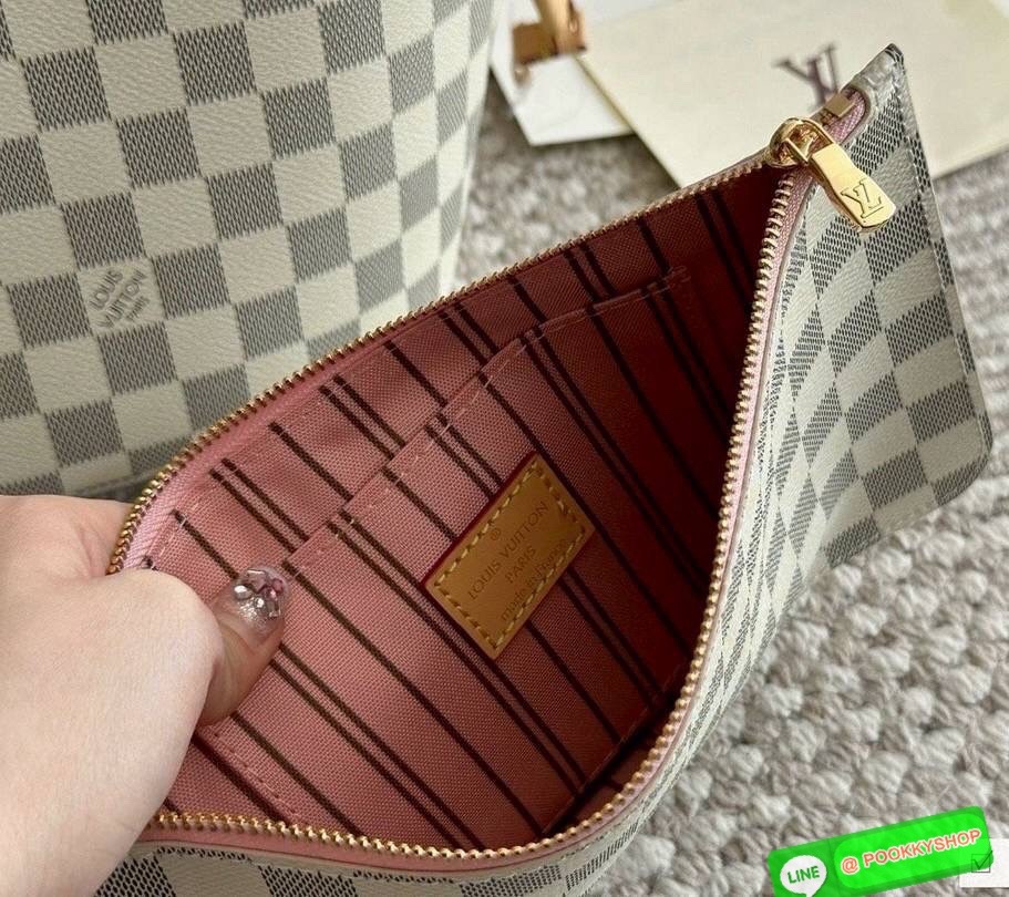 🕊️ พร้อมส่ง | LV Neverfull MM bag กระเป๋าสะพายทรโท้ทใบใหญ่ ขนาดยอดนิยมจุของได้เยอะ มาพร้อมใบลูก สะพายไปเที่ยวต่างจังหวัดคือดีงามมากจ้า หรือจะสะพายไปทำงาน ไปต่างประเทศก็สะดวก ราคาสุดคุ้ม จับจองเป็นเจ้าของได้เลยตอนนี้จัด!!