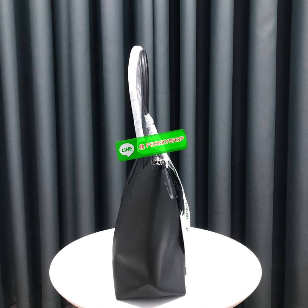 ลาคอส Classic Tote Bag กระเป๋าสะพายทรงช้อปปิ้งหลากสีรุ่นยอดนิยมด้านหน้าประดับโลโก้จระเข้สัญลักษณ์แบรนด์ ภายในกว้างจุได้เยอะ เปิดปิดด้วยซิปสะดวกใช้ มี1 ช่องซิปเล็ก หัวซิปปั้มเเบรนด์ วัสดุกันน้ำ ขนาดกำลังดี ใส่หนังสือ เอกสารA4 ของใช้ได้เยอะ สวยทุกสีค่ะ