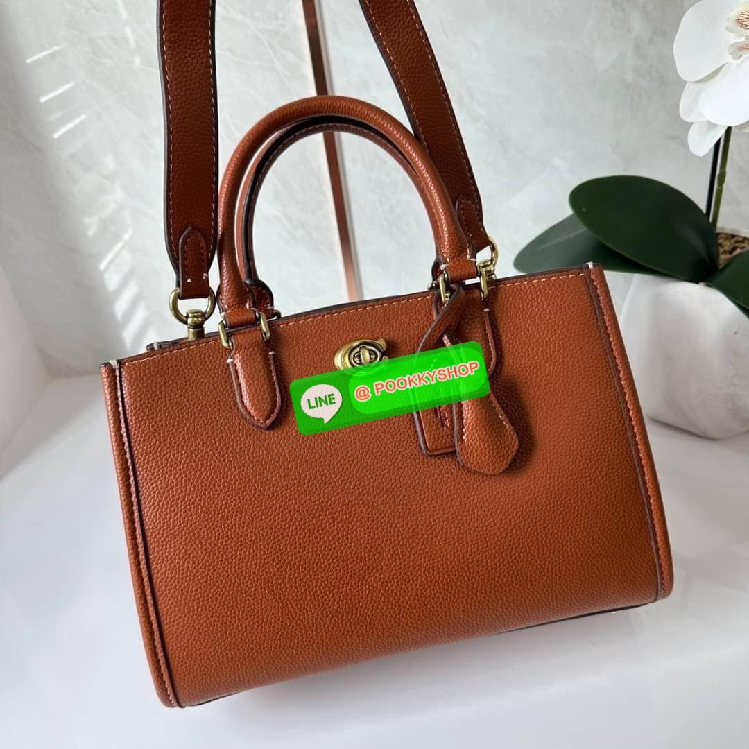 COACH BROOKE CARRYALL 28 (CE733) กระเป๋าถือหรือสะพายข้าง สุดหรู ลุคคุณนาย ให้วัสดุแคนวาสตัดหนังแท้ ภายในกว้าง แบ่งช่องเป็นสัดส่วน มีช่องซิปตรงกลาง สายสะพายถอดออกได้ จะถือหรือสะพายแมทซ์ได้หลายลุคเลยค่ะ