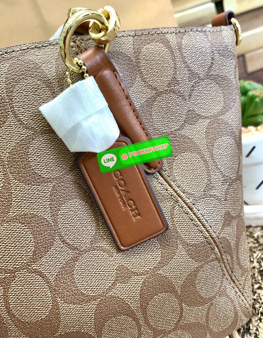 COACH 28989 KELSEY IN SIGNATURE CANVAS SHOULDER BAG กลับมาอีกครั้ง คุณภาพเต็ม100 เหมือนเดิม ไม่หักเลยจ้าา กระเป๋าทรงพัด หิ้วหรือสะพายข้างได้ หนังแท้ลายแคนวาส หนังนิ่มมากๆ สัมผัสแล้วคือใช่เลยจ้าา! เปิด-ปิดกระเป๋าแบบซิป ปากกระเป๋ากว้างหยิบจับสัมภาระง่าย ภาย