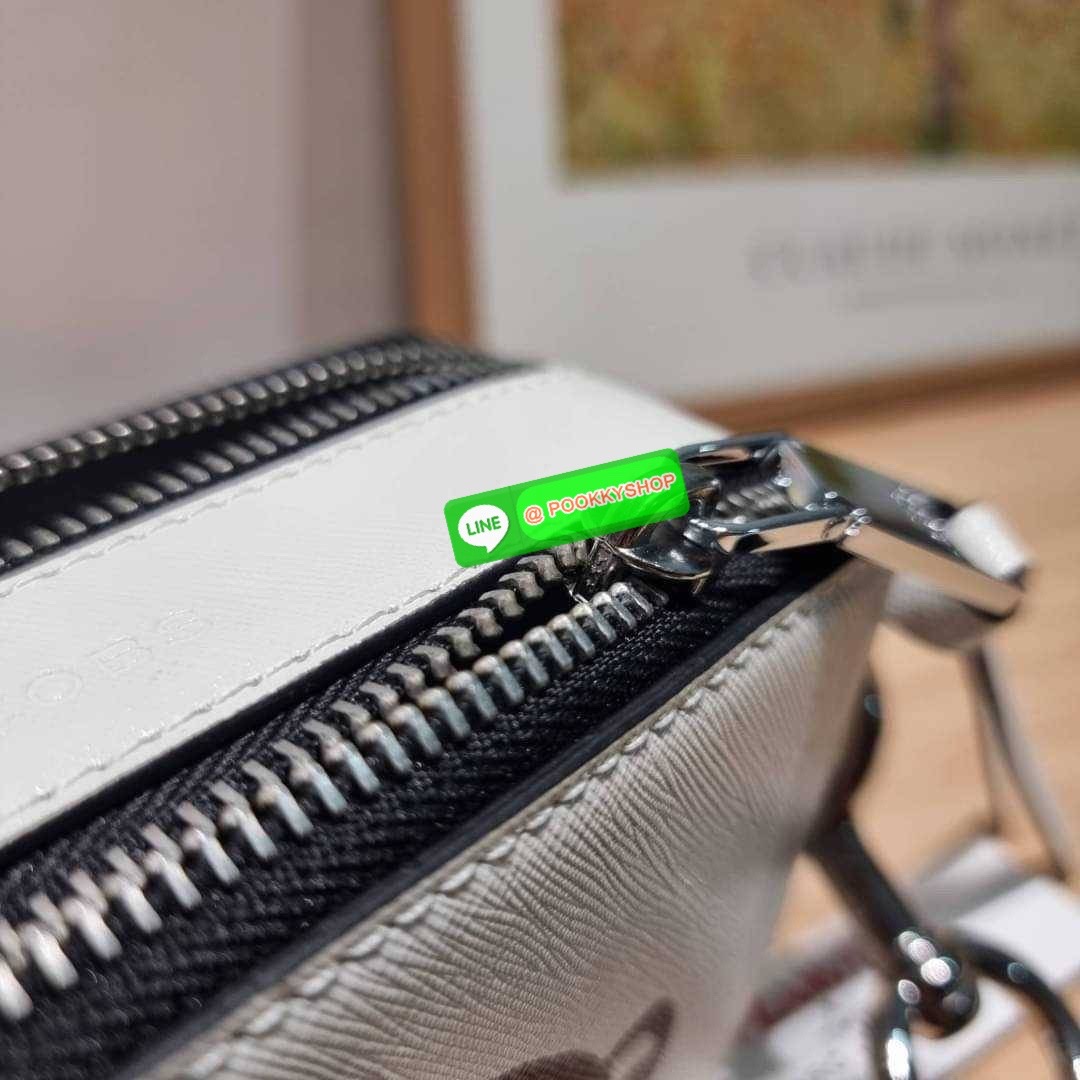 PEANUTS × MARC JACOBS THE SNAPSHOT CROSSBODY BAG คอลเลคชั่นแสนคิวท์ ที่ยกขบวนเหล่าซุปตาร์การ์ตูนมาให้แบบจัดเต็ม กับไอเท็มยอดฮิตที่โดดเด่นเป็นเอกลักษณ์ กระเป๋าสะพายข้างสุดปัง ดีไซน์ลายพรินท์ตัวการ์ตูนสุดฮอต เรียกได้ว่าไม่ซ้ำใคร!! วัสดุหนังวัว สวยอยู่ทรง เป