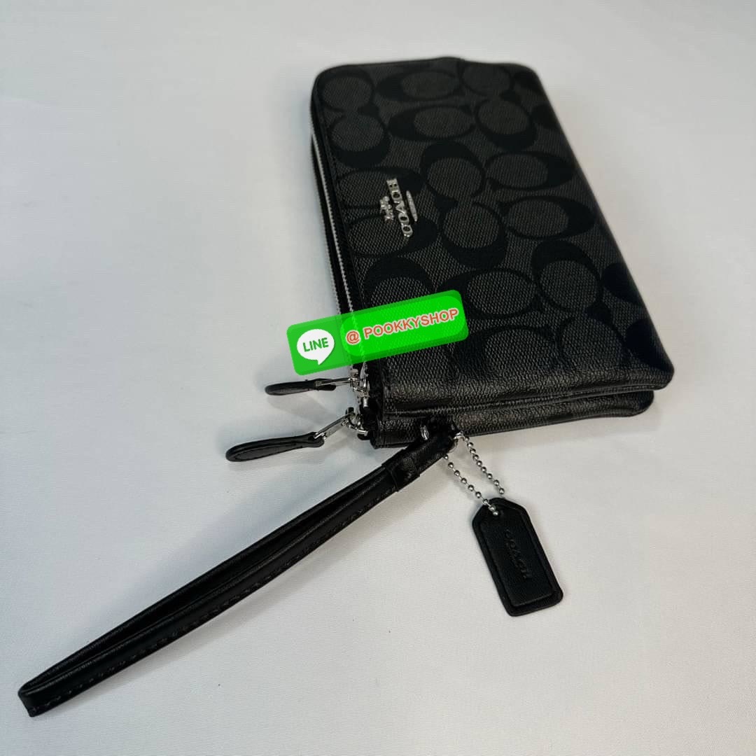กระเป๋าคล้องมือ COACH 87591 DOUBLE CORNER ZIP WRISTLET IN SIGNATURE CANVAS (COACH 87591 ） กระเป๋าคล้องมือ2เซิปใหญ่ ลายCหนังและ ด้านในเป็นผ้า แบ่งเป็นช่องเล็กๆใส่เหรียญใส่แบงค์ใส่บัตร แล้วแต่จะใส่มีหลายช่อง ใส่โทรศัพท์ได้ทุกรุ่นพร้อมสายคล้องมือ