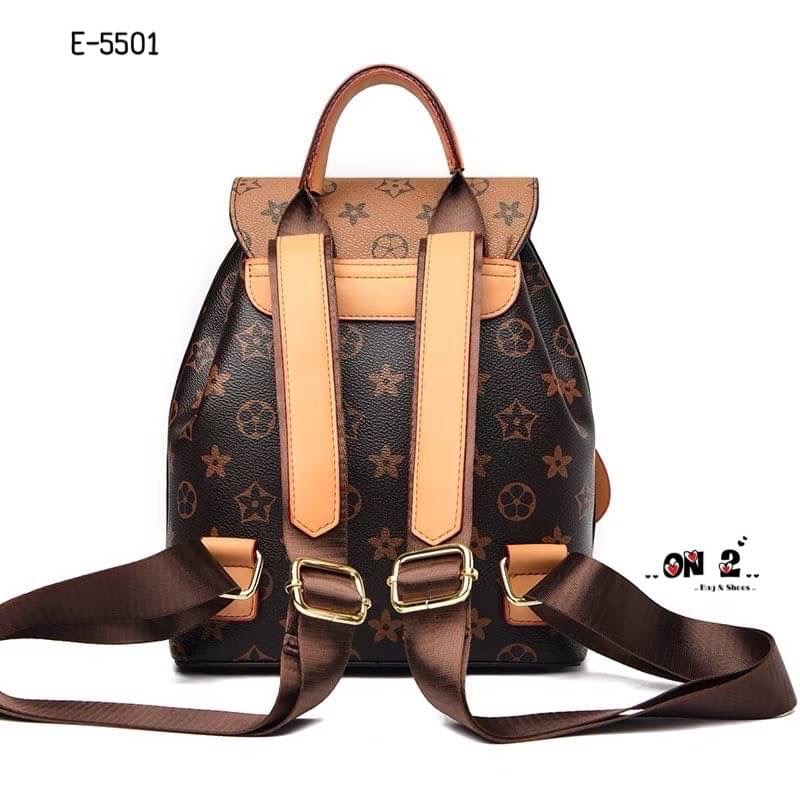 NEW-IN กระเป๋าเป้ทรงขนมจีบ ภูมิใจพรีเซ้น รุ่นใหม่ everyday bag เรียบเกร๋ หนังดี งานสวยค่า จุได้เยอะเลยค่า ใส่มือถือ คสอ.ได้ครบน้า