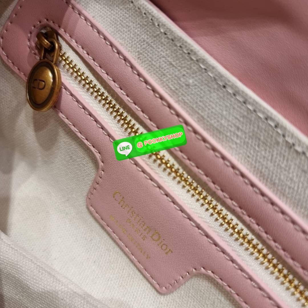 CD SADDLE BAG CALFSKIN กระเป๋าสะพายข้างพรีเมี่ยมกิ๊ฟ ทรงสวยไม่ซ้ำใคร กิมมิคในตัว ดูแพง ไซส์ใหญ่ ดีไซน์ย้อนยุค เป็นเอกลักษณ์สวยทุกแบบ เปิด-ปิดด้วยกระดุมแม่เหล็กซ่อน ใช้งานง่ายมากๆ ภายในเป็นช่องโล่ง มีช่องซิป วัสดุหนังลูกวัวฟอกสี ใส่ของสำคัญได้เลย หมดห่วง ม