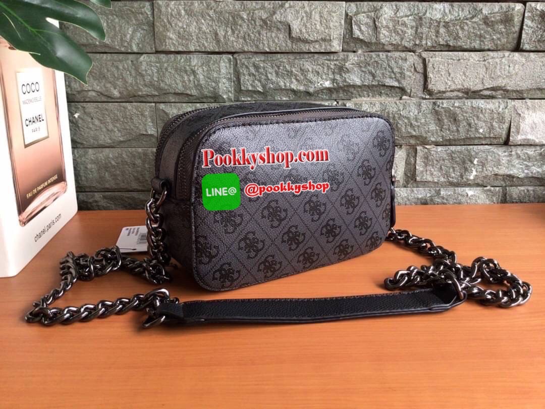 GUESS NOELLE CROSSBODY CAMERA BAG กระเป๋าสะพาย Crossbody รุ่นยอดนิยมหนังเรียบ และ หนังลาย Signature แบรนด์รอบใบ สวยอยู่ทรง ขนาดกำลังดี ด้านหน้ามีโลโก้แบรนด์ เปิดปิดด้วยซิปสะดวกใช้ แบ่งเป็น 2 ช่องซิป ภายในมีโลโก้ซับในลายแบรนด์ ภายในแยกเป็นสัดส่วนใช้งาน ใส่