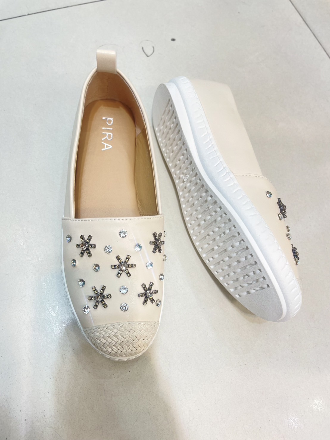 สินค้าขายดี พร้อมส่ง อร๊ายย รองเท้า slip on เป็นงานเรียบๆ แต่ดูดีมากค่า รุ่นที่สาวๆตามหามาแล้วจ้า งานสวยๆเกร๋ๆ ต้องรุ่นนี้เลยคะ 🎊 รองเท้ารุ่นนี้สาวๆควรมีติดตู้ จะแมตช์กับกระโปรง👗หรือกางเกง👖 ก็น่ารักของมันต้องมีค่า 💕