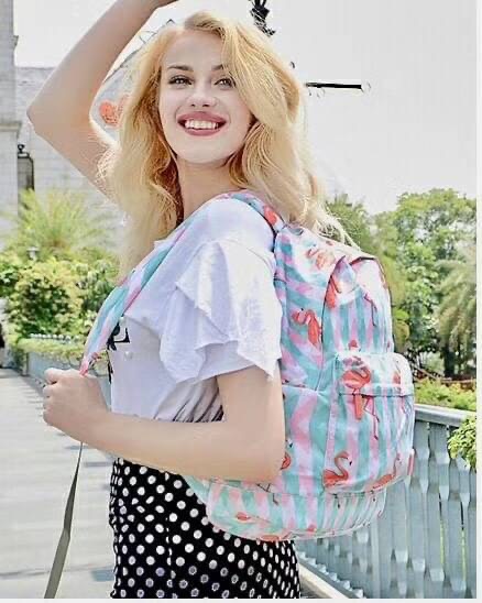 กระเป๋าเป้ ฟามิงโก้ วัสดุตัวกระเป๋าทำจากผ้ากันน้ำลายฟามิงโก้ อะหลั่ยสีทอง ด้านหน้ามีกระเป๋าซิป ตัวจริงน่ารักมากๆ สายกระเป๋าเป็นผ้าไนล่อนอย่างหนา ปรับระดับได้