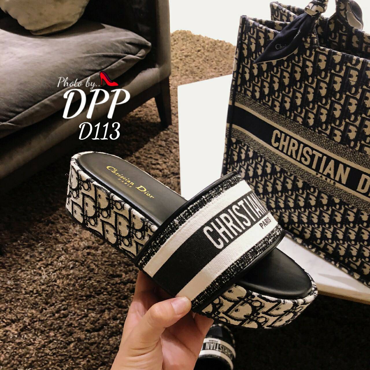 D113 พร้อมส่ง แบบใหม่ก่อนใคร DIOR2019 DWAY SLIDE IN EMBROIDERED COTTON คอเลขชั่นใหม่ปีนี้ เริศมาก ในช้อป ยังมีวางขาย รองเท้าเสริมส้น สวมส้ม พื้นหนา2นิ้ว ใส่เดินสบาย งานเกรดA วัสดุทำจากผ้าลายแบรนด์ดิออ งานตัวจริงสวย หนูหรามาก ใส่กับเสื้อผ้าได้ง่าย