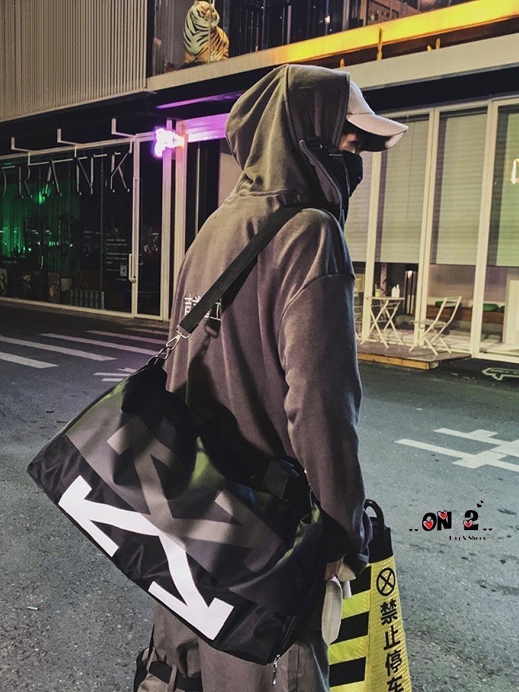 B681 กระเป๋าเดินทาง แบรนด์ off white งานนี้การันตีความสวย วัสดุตัวกระเป๋าทำจากผ้าเคลือบกันน้ำ 💯(%) อะหลั่ยสีเงิน สายกระเป๋าทำจากผ้าทอสีตามรูป มาพร้อมสายยาวทำจากผ้าทอสีตามรูป