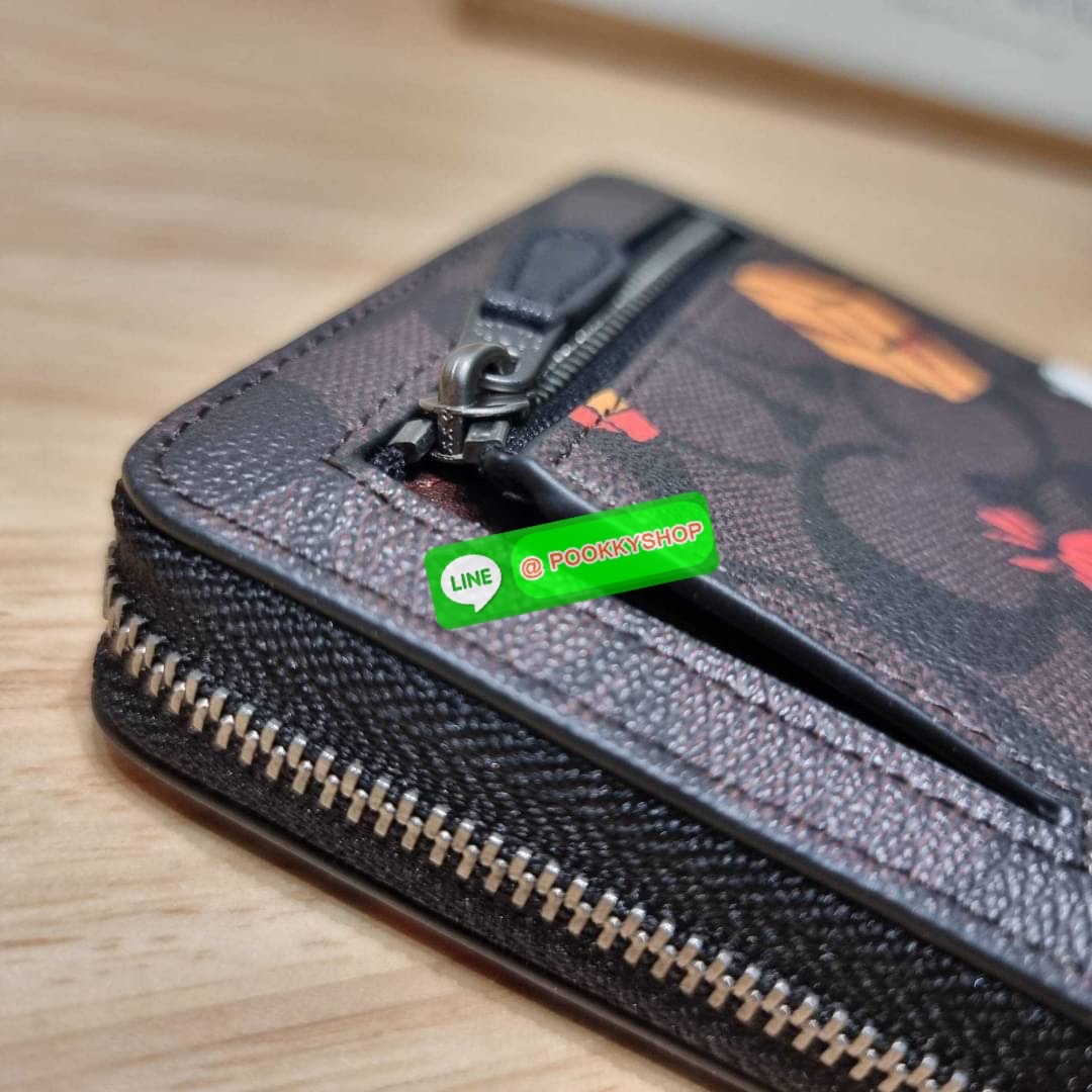 COACH CE708 COACH × PEANUTS SMALL ZIP AROUND WALLET IN SIGNATURE CANVAS WITH SNOOPY PRESENTS PRINT น้องใหม่เกินเบอร์กว่าเดิม กับกระเป๋าสตางค์ใบสั้น คอลใหม่จากเหล่าการ์ตูนสุดรัก ขนาดพกพาสะดวก ฟังก์ชั่นการใช้งานหลากหลาย ไม่ว่าจะช่องใส่บัตร ช่องใส่ธนบัตรที่ส