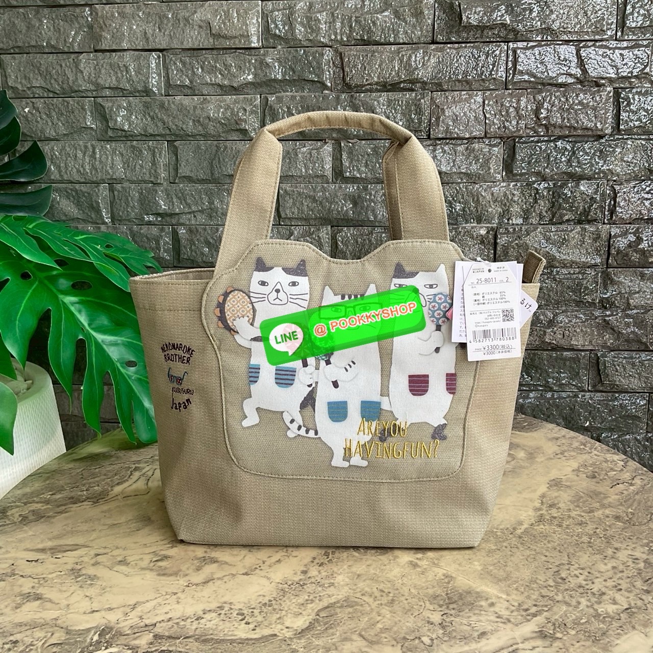 กระเป๋าถือ คล้องแขน ทรงโท้ทสุดเก๋และน่ารัก Nekomaruke Hamipoke Bag จาก Kusguru Japan กระเป๋าโท้ทสุดน่ารักใบนี้เหมาะสำหรับผู้หญิง และเป็นไอเทมใหม่ในคอลเลกชันฤดูใบไม้ผลิ/ฤดูร้อน 2025