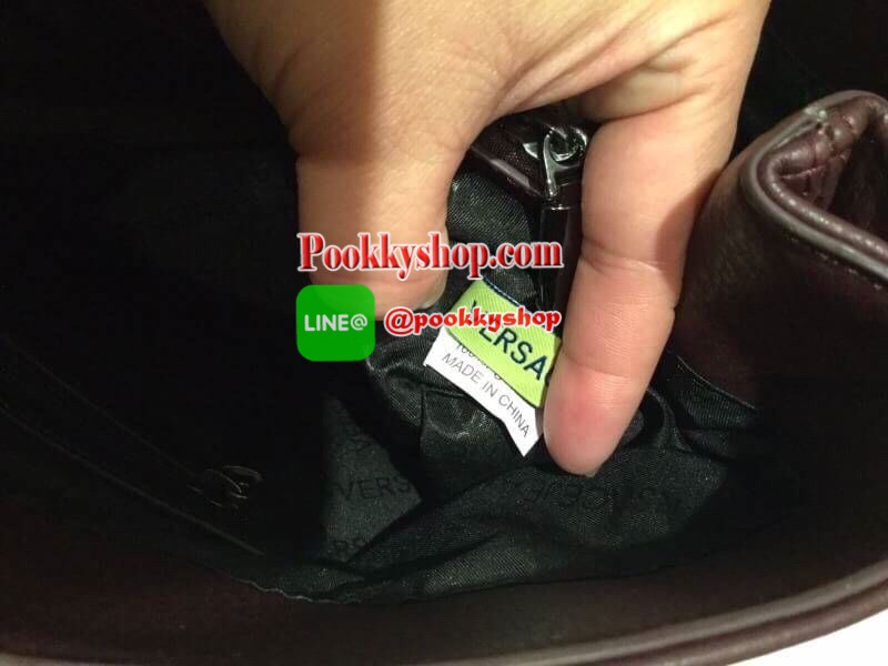 VERSACE JEANS TOTE BAG(VJ) กระเป๋าสะพายจากแบรนด์ดัง วัสดุ PU คุณภาพดี นิ่ม ด้านหน้าตกแต่งด้วยโลโก้แบรนด์สวยโดดเด่น ด้านในโล่งกว้าง มีช่องซิปและช่องใส่ของหลายช่อง ซับในลายแบรนด์ รุ่นนี้มาพร้อมกระเป๋าใบเล็กสำหรับใส่ของจุกจิกอีก1ใบ แยกใช้ได้ สาวๆที่ชอบใบใหญ่