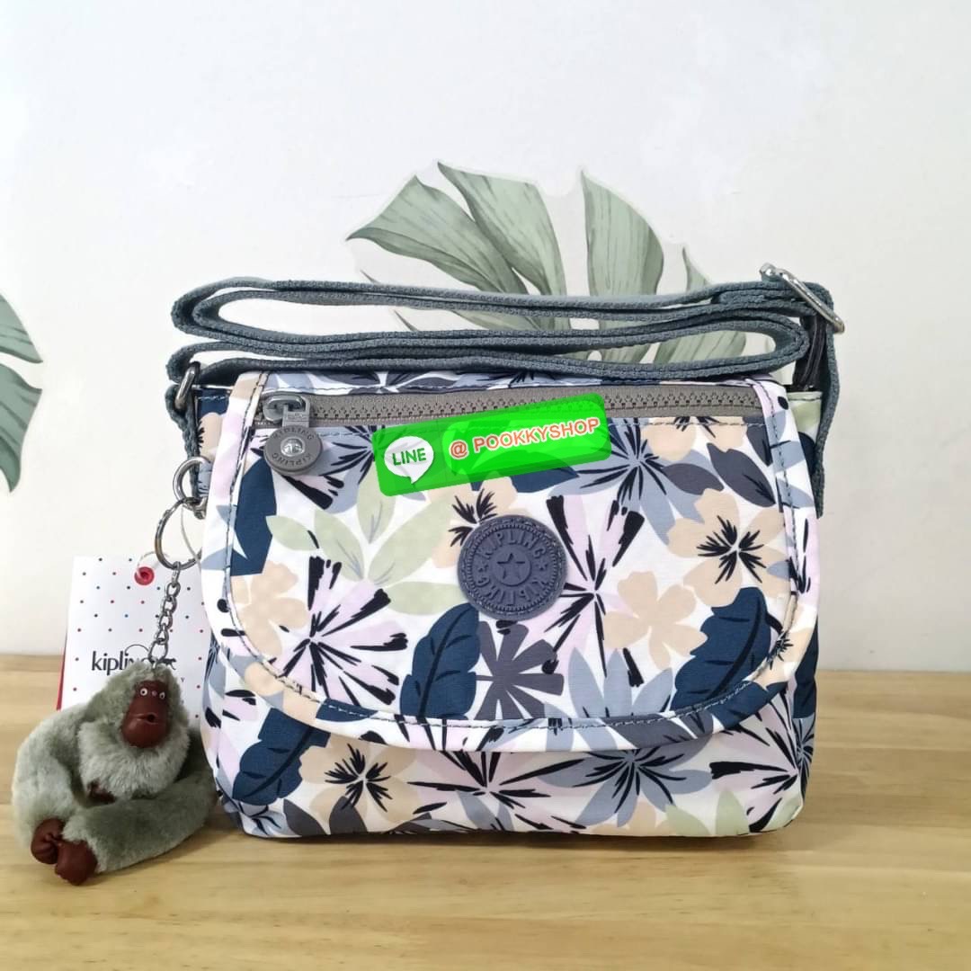 KIPLING SABIAN CROSSBODY MINI BAG กระเป๋าสะพายข้าง วัสดุ Nylon & Polyester 100% ขนาดเล็กกำลังน่ารัก เปิด-ปิดด้วยฝาปิดกระดุมแม่เหล็กและซิปแบรนด์ ด้านในทีแท็กแบรนด์