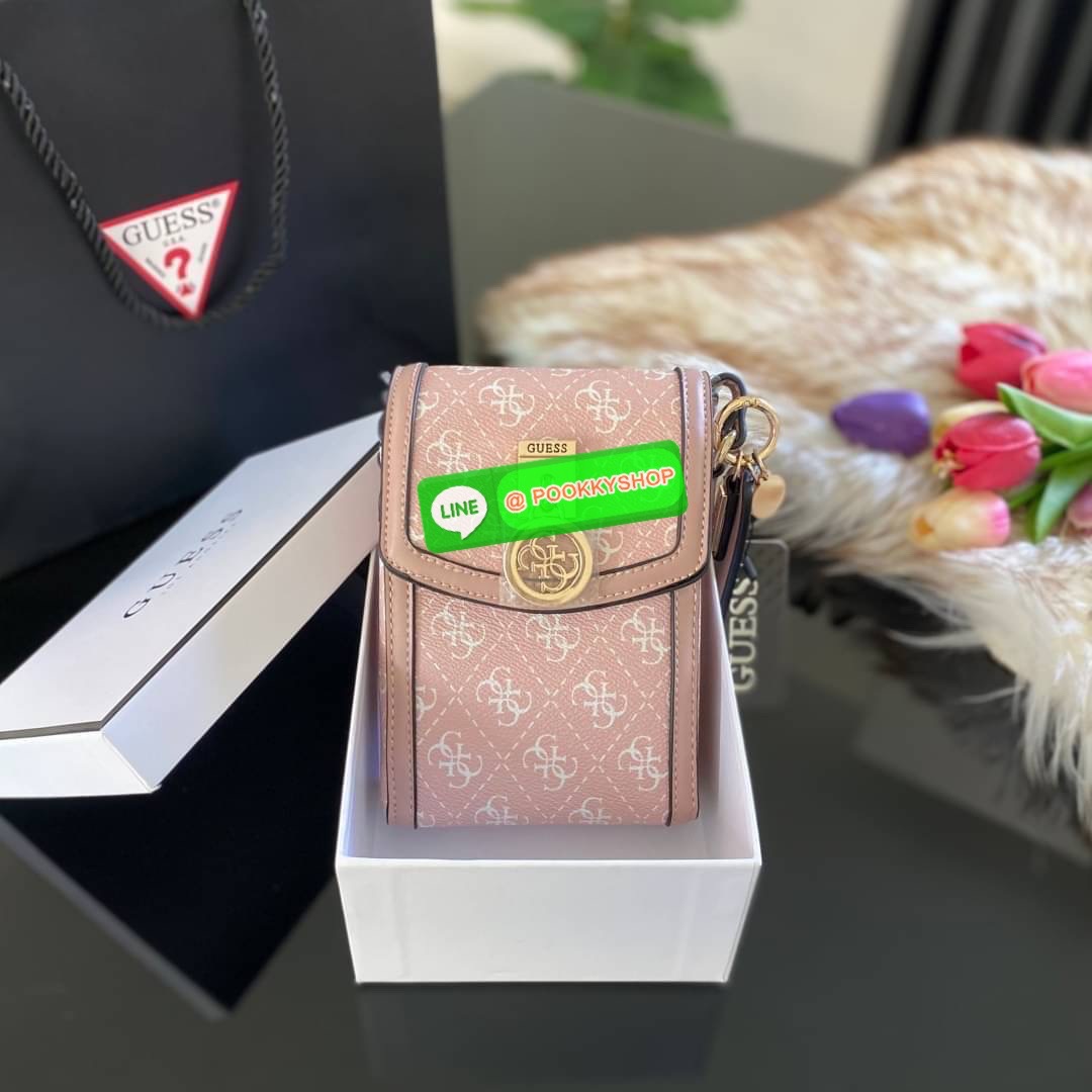 Guess กระเป๋าใส่โทรศัพท์ สวยมากกกก ทรงดีสุดๆ เป็นทรงกล่องทรงสวยที่ตามหากันม๊าก มาก มาพร้อมกล่องครบเซ็ต ด้านหน้าแต่งโลโก้แบรนด์ เปิด-ปิดด้วยกระดุมแม่เหล็ก มีสายยาวเป็นสายหนังปรับระดับได้มากถึง 7ระดับ