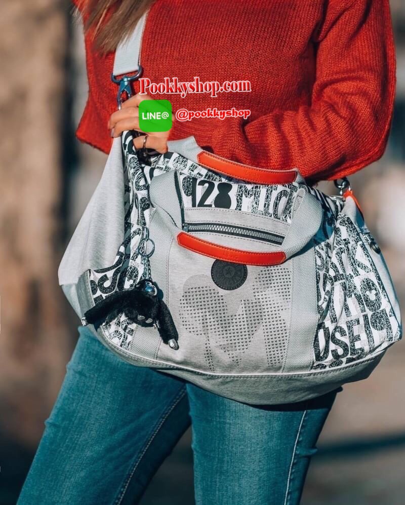 Kipling Disney's 90 Years Of Mickey Mouse Duffel Bag (TAGALONG) กระเป๋าถือใบใหญ่ ด้านหน้าและด้านข้างมีช่องซิปใส่ของจุกจิก เปิดปิดด้วยซิปเดียวด้านบน ใบใหญ่ ใส่เสื้อผ้าออกทริป เล่นกีฬาได้หลายชุด มาพร้อมสายสะพาย ใบเดียวทั้งเที่ยว ทั้งเล่นกีฬา ห้ามพลาดนะ