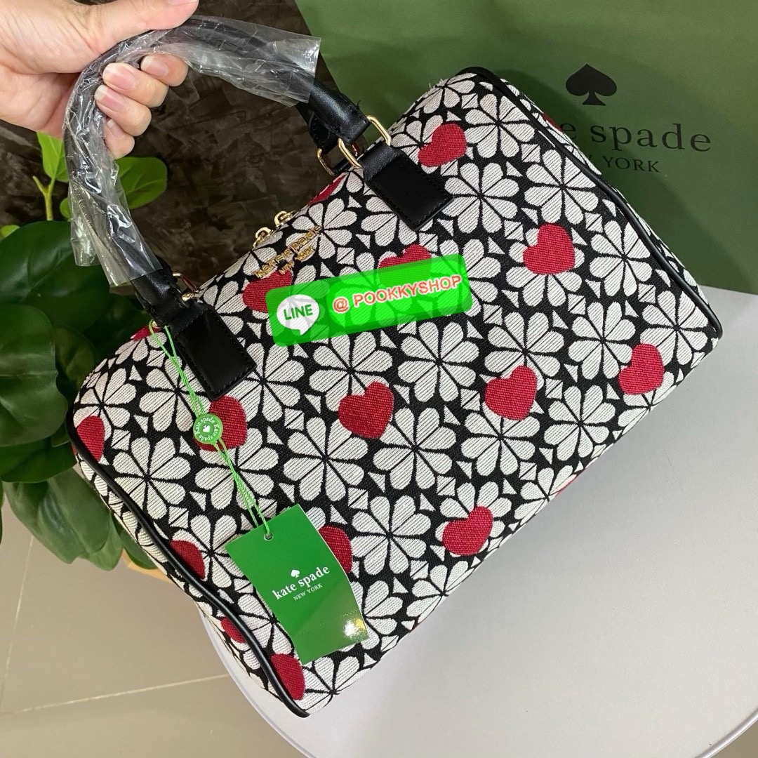 KATE SPADE NEW YORK SPADE FLOWER JACQUARD MANHATTAN DOCTORS BAG กระเป๋าถือหรือสะพายใบใหญ่ทรงหมอน โดดเด่นด้วยลวดลายเอกลักษณ์ทั้งใบ ด้านหน้าตกแต่งด้วยชื่อแบรนด์ เปิด-ปิดกระเป๋าด้วยซิปคู่ ด้านในโล่งกว้าง จุของได้เยอะมากค่ะ มีช่องซิปเล็กและช่องใส่ของจุกจิกค่ะ