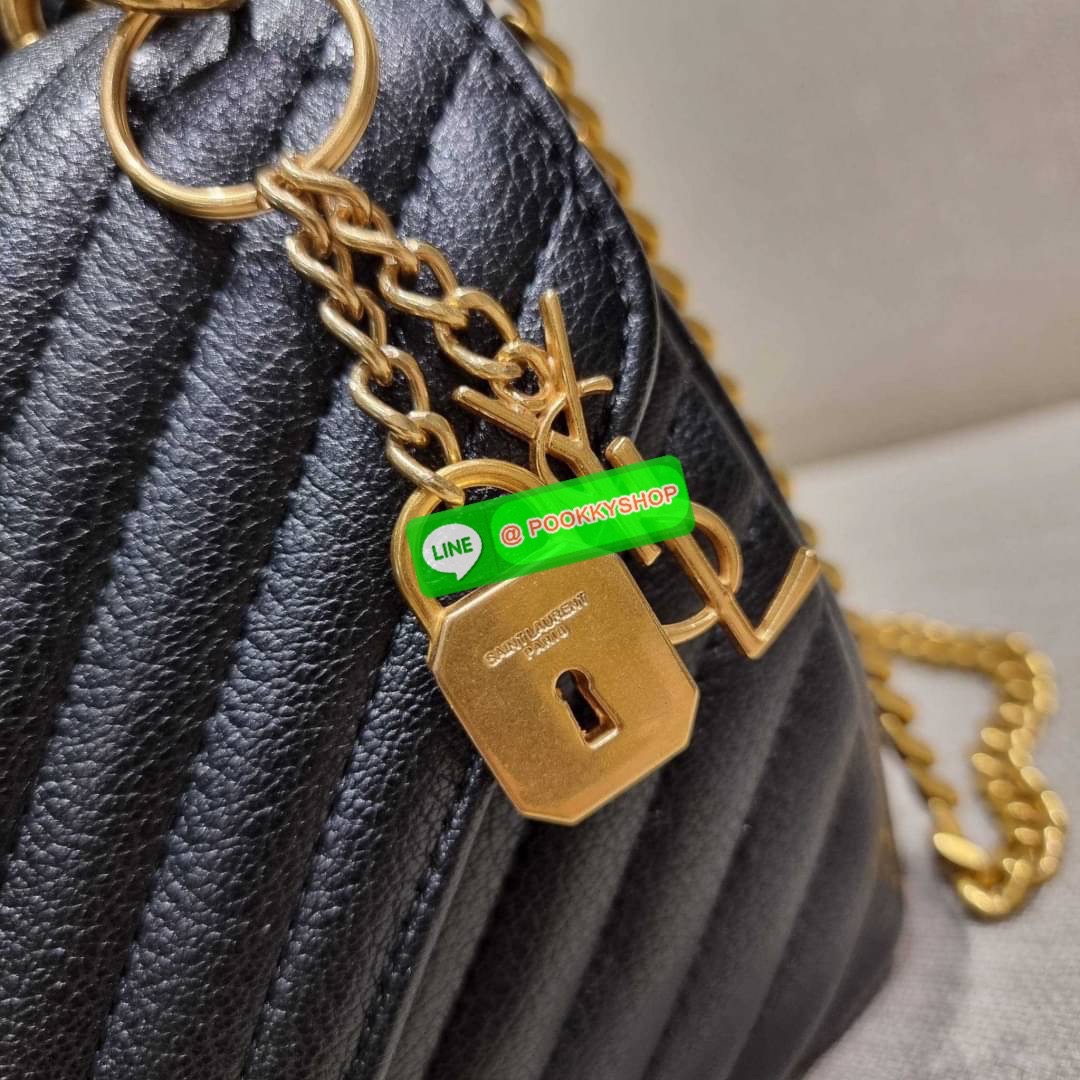 IN STOCK!! Yves Saint laurent crossbody boutique vip bag กระเป๋าสะพายไหล่ ดีไซน์ทรงสวยหรู พิเศษ แถมฟรี พวงกุญแจห้อยโลโก้ ดูแพงไปหมดจริงๆไอเท็มนี้ วัสดุหนังสังเคราะห์ลายคาร์เวีย เปิด-ปิดด้วยกระดุมแม่เหล็ก ภายในโล่งกว้าง แบ่งสัดส่วนไว้อย่างดี มาพร้อมหูจับใน