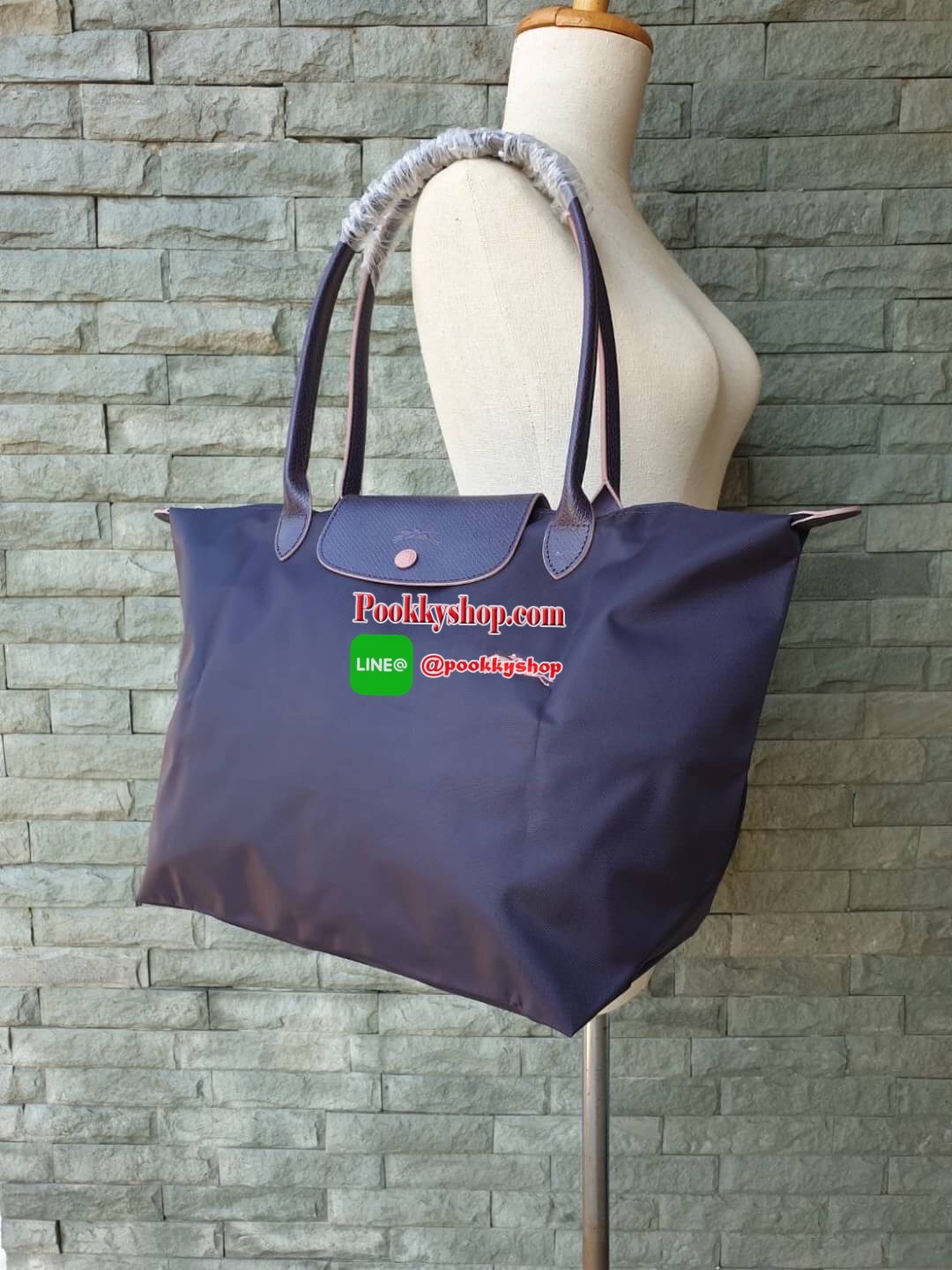 Longchamp Le Pliage Club Tote Bag Size L หูยาว วัสดุเนื้อผ้า Nylon Canvas เคลือบกันนำ้ ตัดด้วยหนังแท้ที่มีน้ำหนักเบา ดีไซน์เรียบง่ายแต่เต็มไปด้วยความคลาสสิก จนเป็นที่ชื่นชอบไปทั่วโลก Longchamp ปรับโฉม LE PLIAGE ด้วยการปักลายรูปม้า-ตราสัญลักษณ์ของแบรนด์บนผ