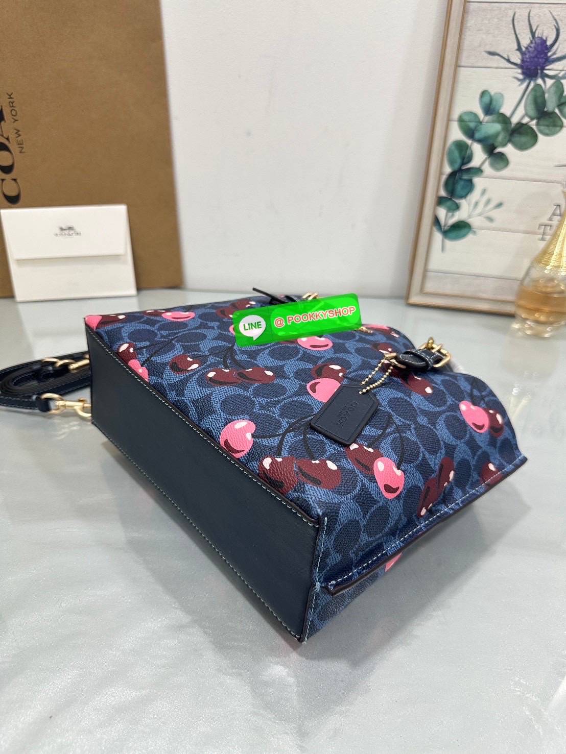 👜Coach CZ772 Mollie Tote Bag 25 In Signature Canvas With Cherry print 🍒 กระเป๋าทรง Tote ลายซิกเนเจอร์พิเศษ ดีไซน์น่ารักสุดคลาสิคมาพร้อมสายสะพายยาวและสายถือ หนังกับตัวกระเป๋าได้อย่างมีเอกลักษณ์ เหมาะสำหรับใส่ของใช้ประจำวัน พร้อมช่องซิปหลักก