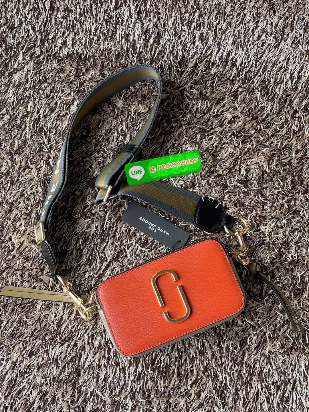 Marc Jacobs Snapshot Bag กระเป๋าแบรนด์ดังจากสัญชาติอเมริกัน นับได้ว่ารุ่นนี้เป็นรุ่นทรงฮิตของ marc jacobs เลยทีเดียว โดยด้านหน้ากระเป๋าจะเป็นโลโก้แบบโลหะที่เป็นสัญลักษณ์ของแบรนด์นี้ มาพร้อมสายสะพายที่จะสะพายยังไงก็ดูโดดเด่น เพราะขนาดใหญ่ที่สกรีนตัวอักษร m