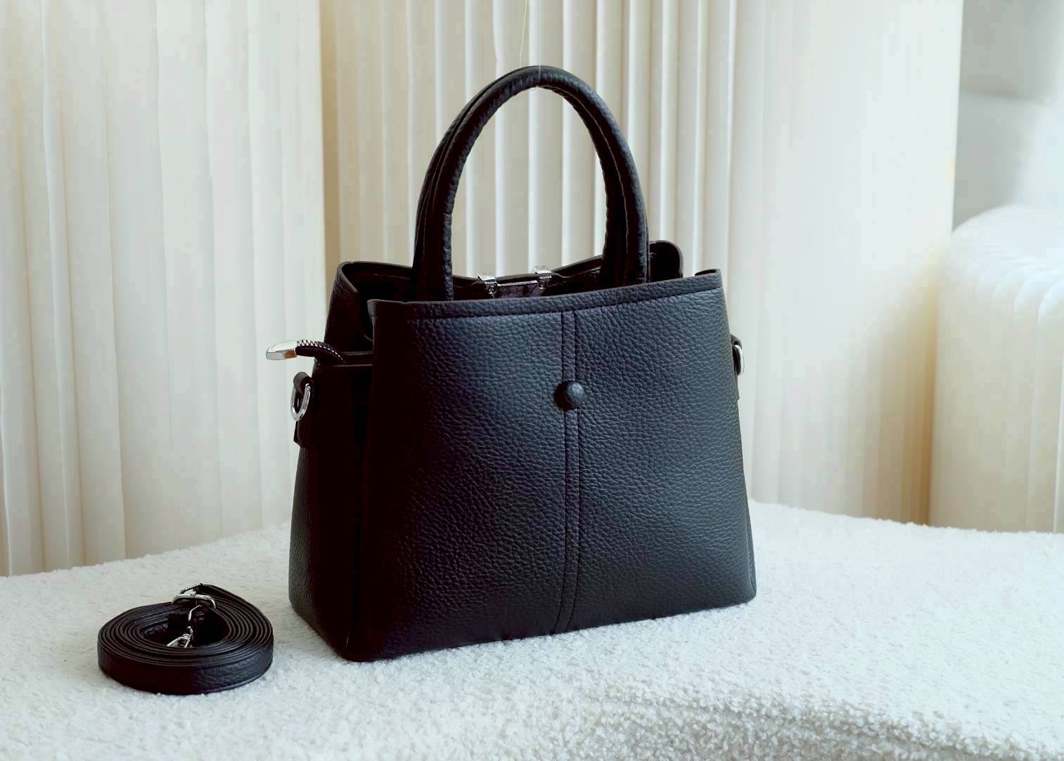 กระเป๋าแฟชั่น งานpu งานสวย มี 3 ช่องการใช้ง่าย หนังนิ่มมาก แมทกับทุกลุค สวยหรูดูแพง