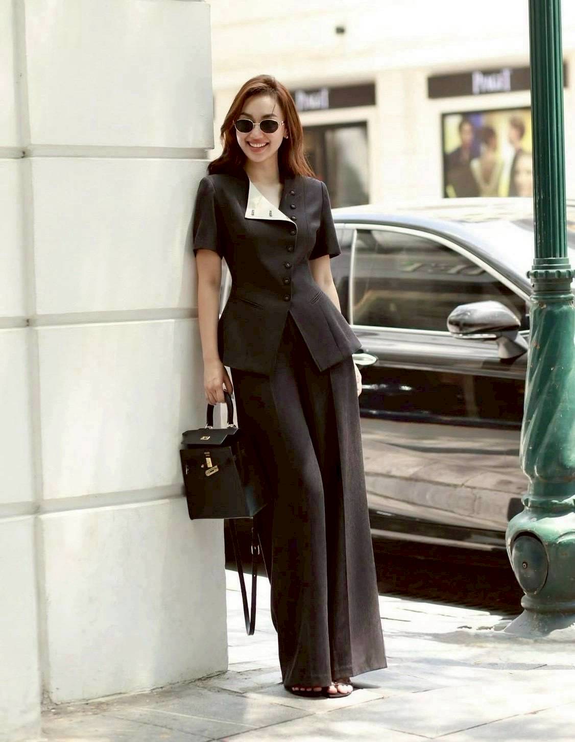 เซ็ตเสื้อมีแขนสีดำ ดีเท็ลแต่งกระดุม สามารถใส่ได้ถึง 2 แบบ มาคู่กางเกงขากระบอกตีเกร็ดยาวด้านหน้า สวย สง่า เฟียสๆ แกรมๆ ได้ไม่ซ้ำใคร ต้องมีเลยค่า