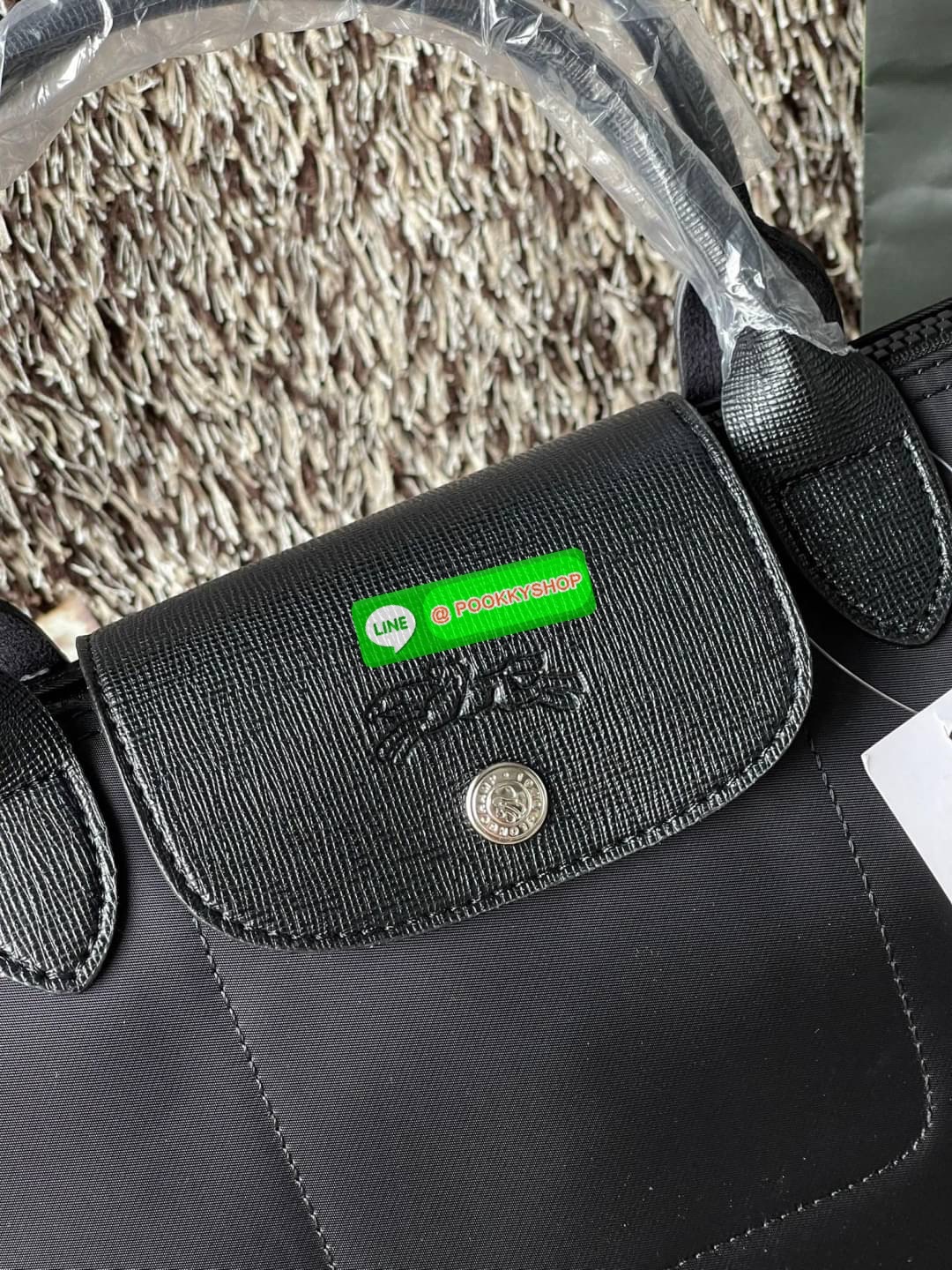 Longchamp Le Pliage Neo Size M มาพบกับกระเป๋ารุ่นยอดนิยม ที่สาวๆ ต้องมีไว้เก็บไว้สักใบ กระเป๋าโท้ทใบนี้ มาพร้อมกับสีที่มีสไตล์เรียบง่าย มีสายสะพายยาวช่วยให้คุณสามารถสะพายไหล่ได้อย่างสบาย ในขณะที่ที่ปิดแบบซิปช่วยให้คุณมั่นใจได้ว่าของด้านในมีความปลอดภัย Le