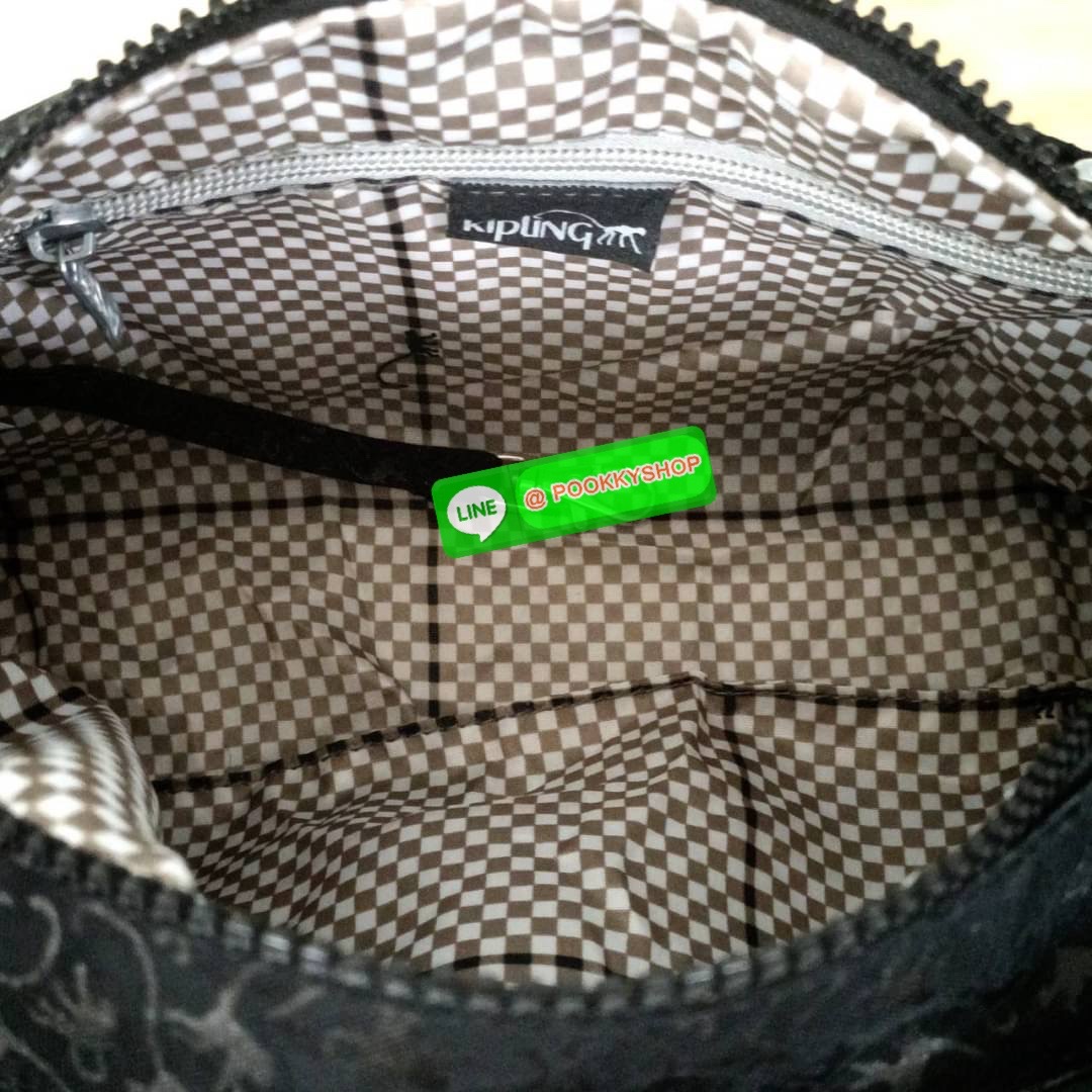 KIPLING RETH CROSSBODY BAG ซับในตาราง วัสดุ Nylon+polyester กระเป๋าสะพายข้างหรือ สะพาย Crossbody ได้ ช่องหน้าเปิด-ปิด ด้วยซิป พร้อมช่องแยกบ่อยด้านข้าง ช่องหลัก 2 ช่อง ด้านในโล่งกว้าง สามารถจุสัมภาระได้เยอะ พร้อมช่องซิปหลัง สายสะพายปรับระดับสั้น-ยาว ได้ fr