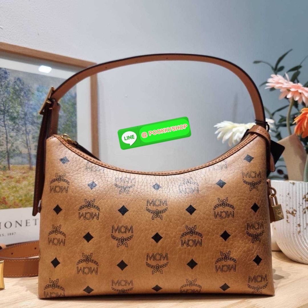 MCM AREN HOBO IN VISETOS 🔆 Details ฮอตฉ่ำมาก! กับกระเป๋าสะพายทรงโฮโบ ทรงสวยมาก ขนาดกำลังดี จุของได้เยอะ ใช้งานสะดวกด้วยการรูดซิป พิเศษแถมพวงหนังและชุดกุญแจล็อคมาให้ด้วย ถอดออกได้ นำไปใช้กับกระเป๋าใบอื่นได้ด้วย ภายในโล่งกว้าง ใส่ของสำคัญได้อย่างครบ