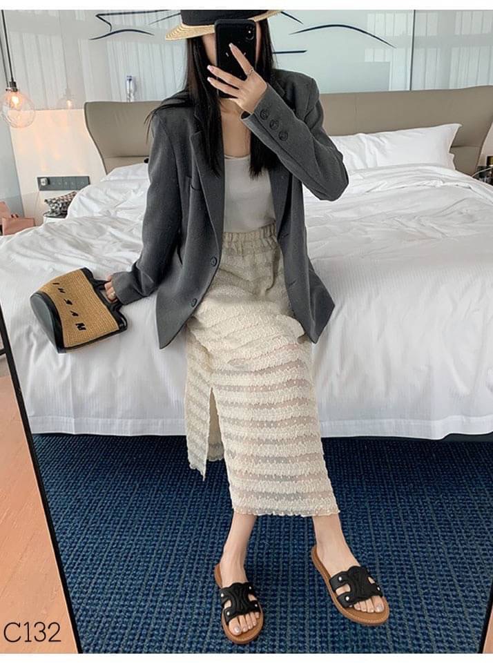 แบบเข้าใหม่ กำลังมาแรง รองเท้าแตะทรงสวม สันแบน งานหนังฉลุลาย ซีลีน งานสุดฮิต หนังนิ่ม น้ำหนักเบา ใส่สบายมาก กล่องเรียบ