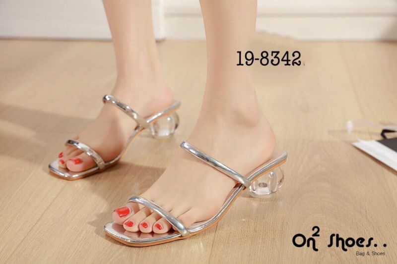 ส้นแก้ว ส้นกลมหน้าสายหนัง2เส้น ทรงสวยเก๋มาก โชว์ผิดเท้าสวยมากคะ งานสีเงิน-ทองใส่แล้วขับผิดดูผ่องดูหรูคะ