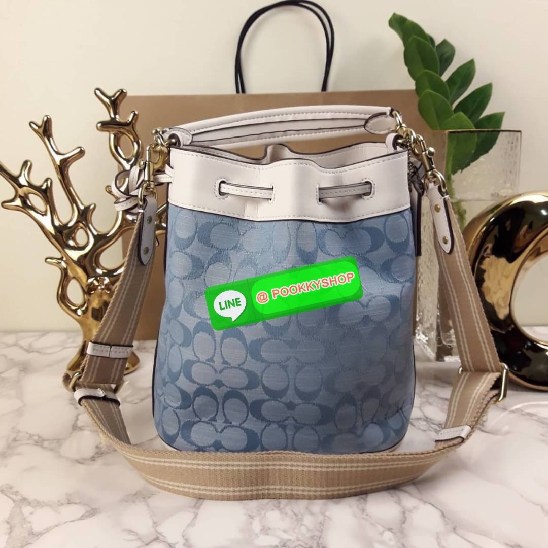 NEW IN HOT ITEM >>ทรงฮิต ติดจรวด หลงรักกันแทบทุกราย😍>>COACH FIELD BUCKET BAG IN SIGNATURE CHAMBRAY (C4693)🍁กระเป๋าสะพายข้างทรงขนมจีบ ทรงสวยมากมาย//วัสดุผ้าทอลาย signature โดดเด่นสียีนส์ ตัดกับขอบหนังแท้คุณภาพ >>มี 2 สายสะ