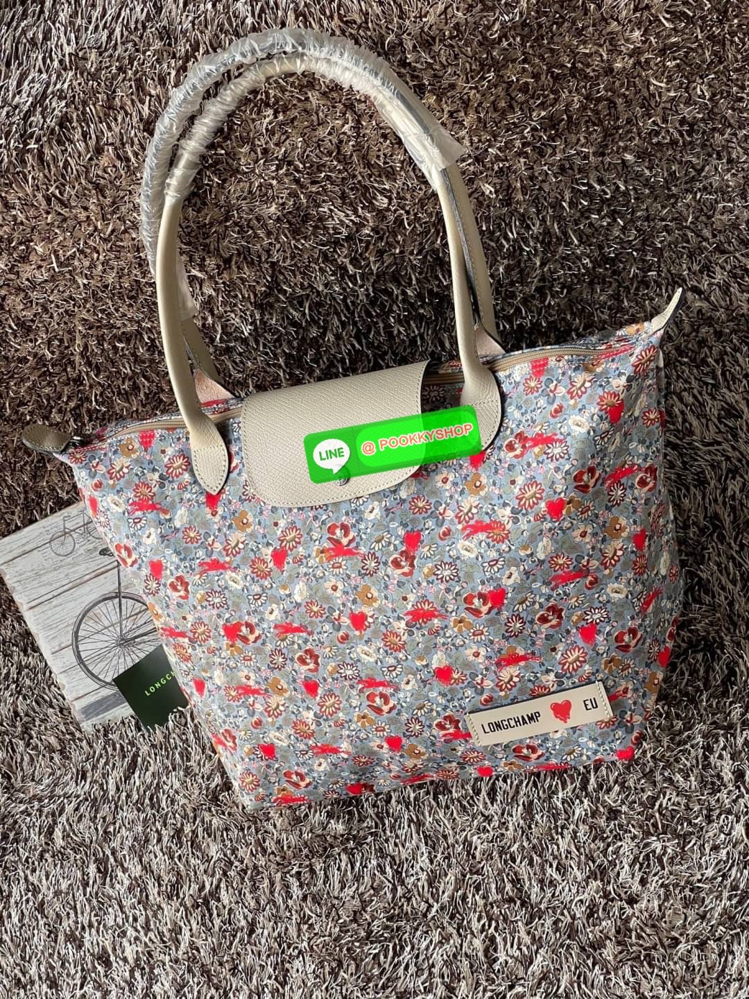 Longchamp x EU Le Pliage tote bag L คอลเลกชันพิเศษจาก Longchamp ที่น่ารักสุดๆ สำหรับซัมเมอร์นี้ กระเป๋ารูปทรงคลาสสิกที่มาในลวดลายและสีที่ออกแบบมาพิเศษ ยังคงความเป็น Le Pliage กระเป๋าสะพายไหล่ทรงTote ใส่ของได้จุอย่างเหลือเชื่อ ยังมีซิปปิดเพิ่มความปลอดภัย น