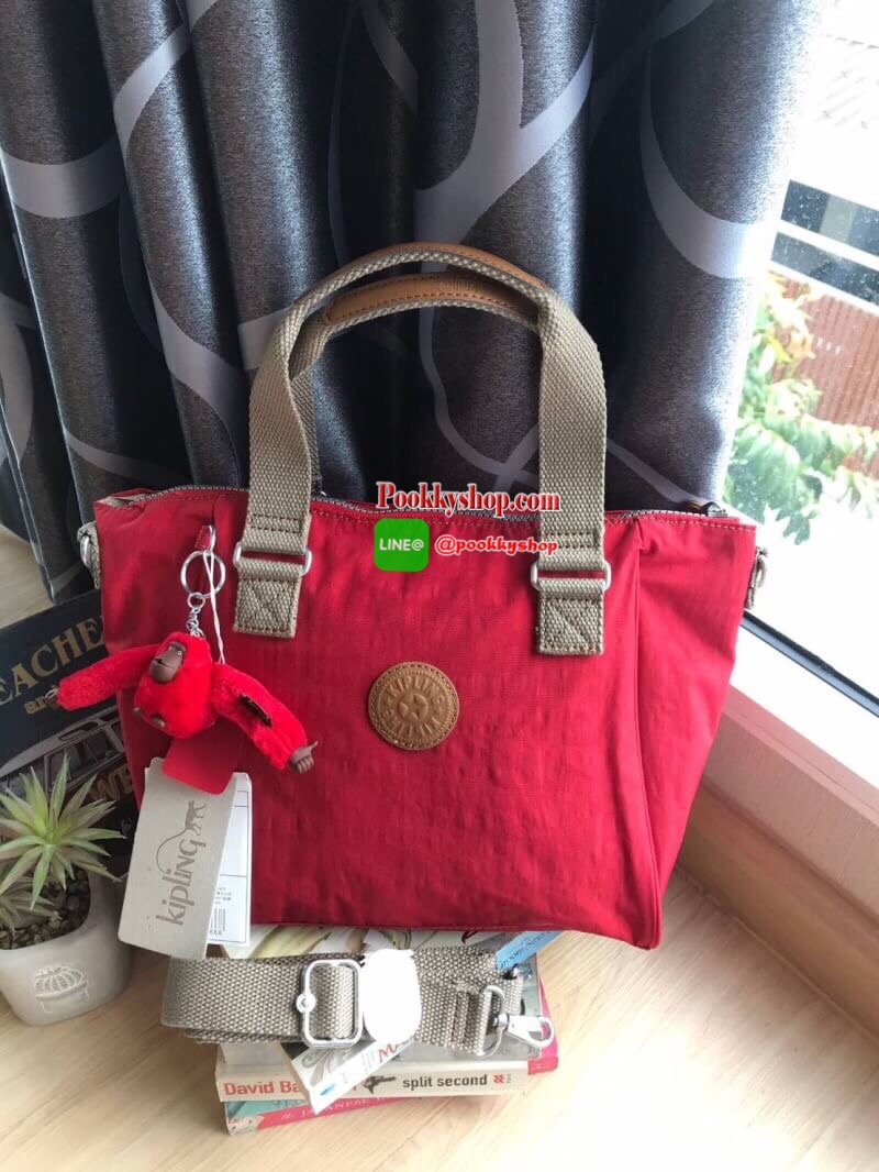 Kipling women’s amiel handbag (k15371) กระเป๋าถือหรือสะพายข้างได้ วัสดุpolyamide100%เปิดปิดกระเป๋าแบบซิปเดียว ภายในมีฐานกว้าง มีช่องซิป ช่องเล็กแยกเป็นสัดส่วนพร้อมสายห้อยกุญแจ ด้านหลังกระเป๋ามีช่องซิปยาวหนึ่งช่องใช้งานได้จริง มาพร้อมสายสะพายถอดออกได้ ปรับ