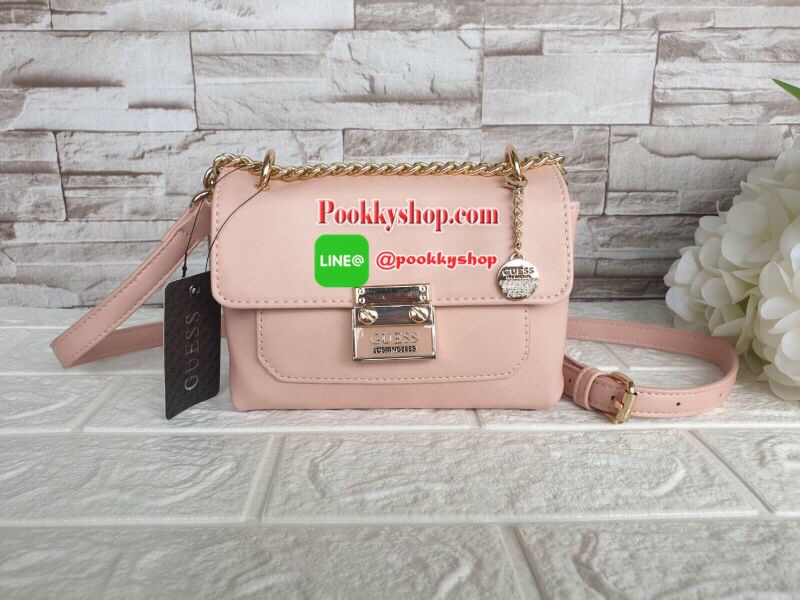 Guess Mini Crossbody Bag กระเป๋าสะพายข้าง Crossbody หนังนิ่มเรียบอยู่ทรง มาพร้อมพวงกุญแจแบรนด์ฝังเพชรสวยหรู ดูแพง พวงกุญแจถอดออกได้ กระเป๋าขนาดกำลังพอดี น่ารัก น่าใช้ค่ะ เปิด-ปิดด้วยกระดุมแป็ก ด้านหน้าติดโลโก้แบรนด์อะไหล่ทอง ภายในโล่ง ซับในผ้าอย่างดี มีช่