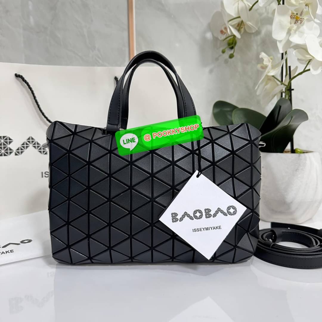 Bao Bao issey Miyake Tonneau Small Matte Bao Bao Issey Miyake รุ่น TONNEAU (ทอนโนะ) กระเป๋าทรง Boston Bag ที่โดดเด่นด้วยลายแพทเทิร์น 3 เหลี่ยมด้านเท่าเรียงต่อกัน ทำให้กระเป๋าใบนี้มีความโดดเด่นทั้งในเรื่องของดีไซน์ที่ทันสมัย และการใช้งานที่ครบทุกฟังก์ชั่น